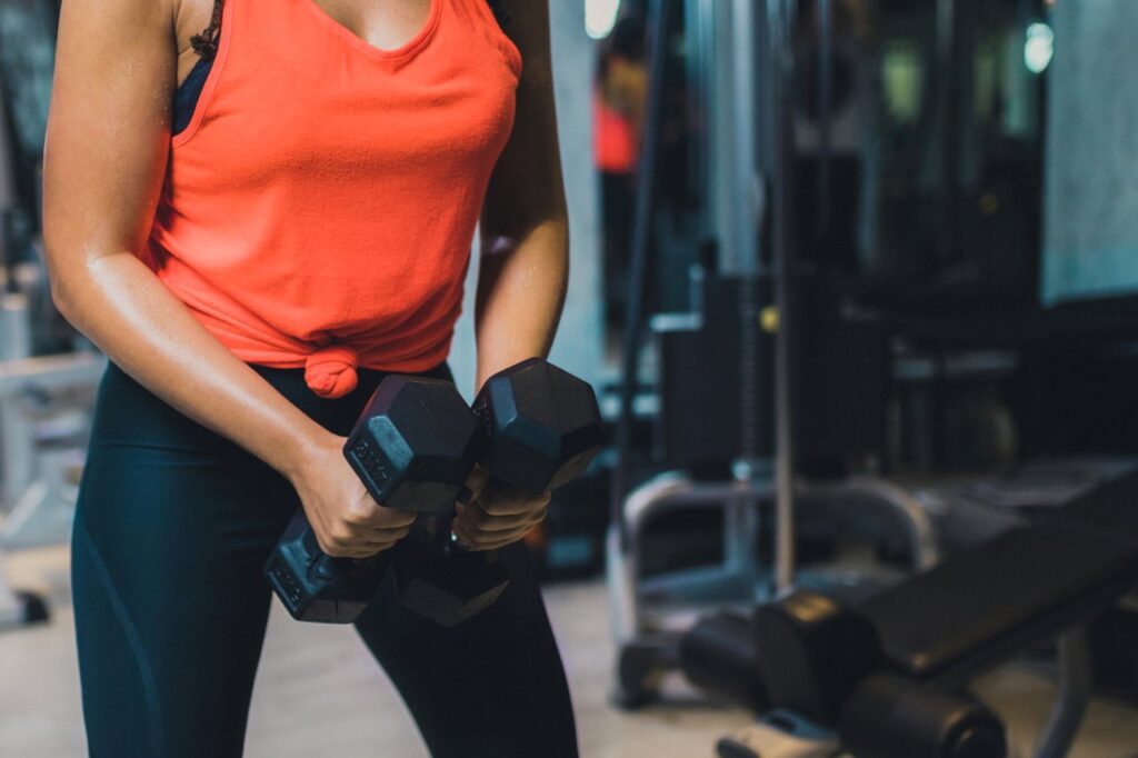 woman working out with a pair of dumbbells